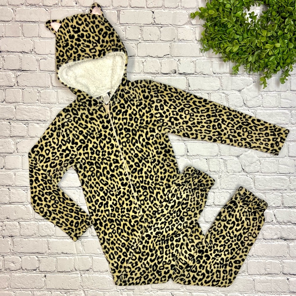 Modern Kids one piece pajamas, S (7/8), leopard print
